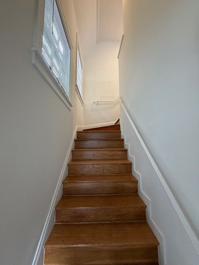 Building Photo - 879 E 28th St