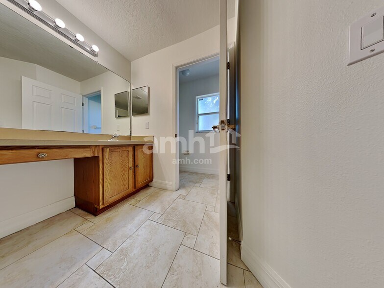 Building Photo - 705 Paddington Pl
