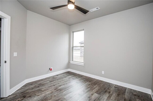 Building Photo - 1048 Parker Ln