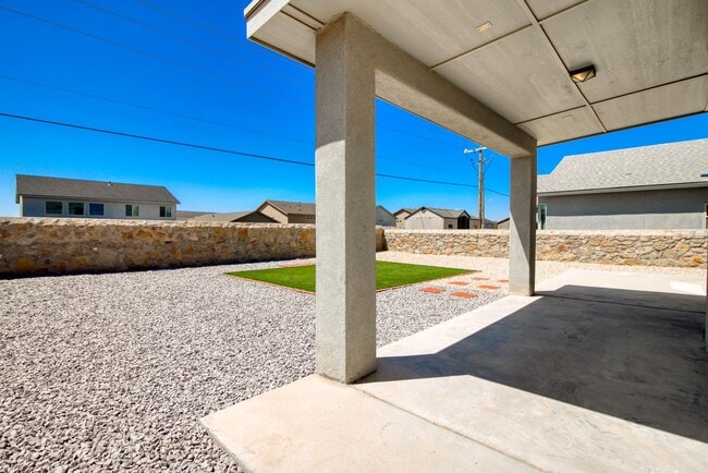 Building Photo - Beautiful 4 bed/2.5 baths in the desirable...