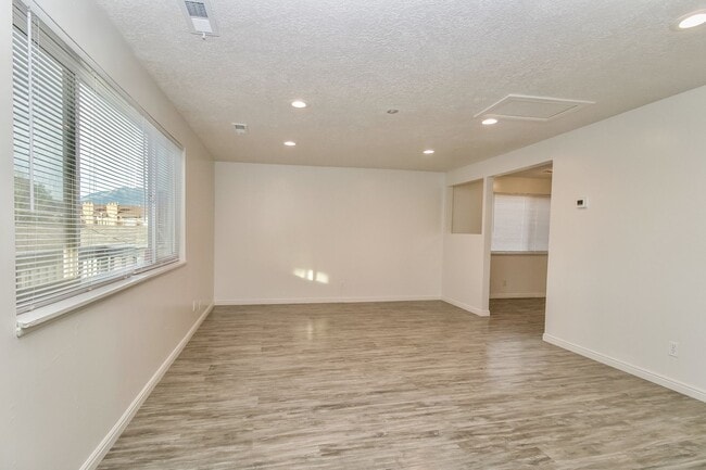 Building Photo - Cozy 2 Bed, 1 Bath and Pet-Friendly Home w...