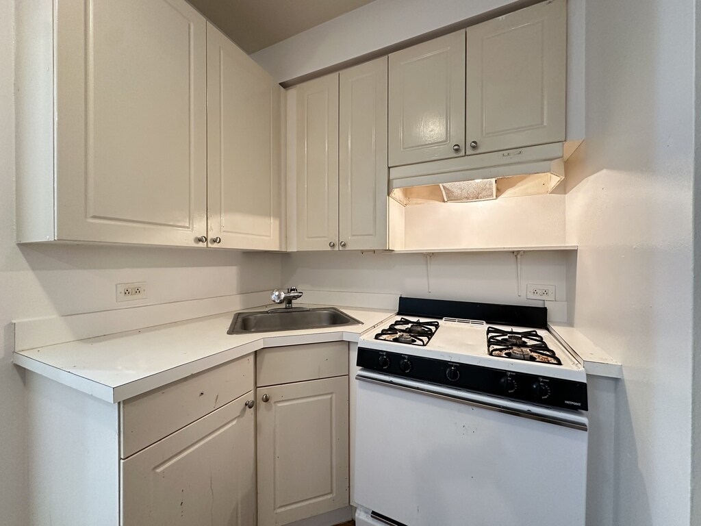 Building Photo - 909 W Dakin St