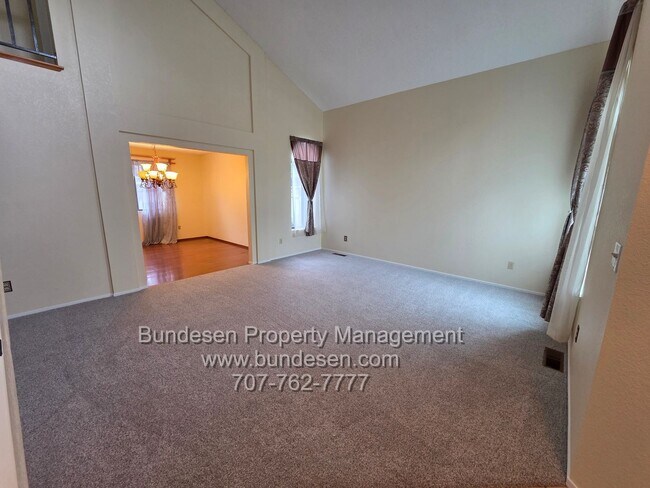 Building Photo - Spacious 4bd/2.5ba in "M" section of Rohnert Park