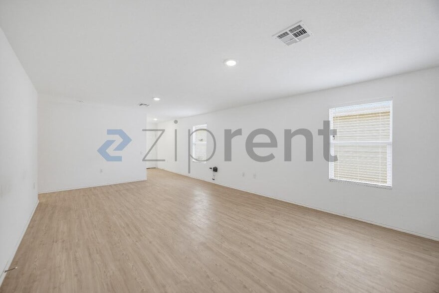 Building Photo - Unit