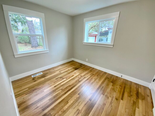 Building Photo - Beautifully Updated 3 Bedroom, 1 Bath Hous...