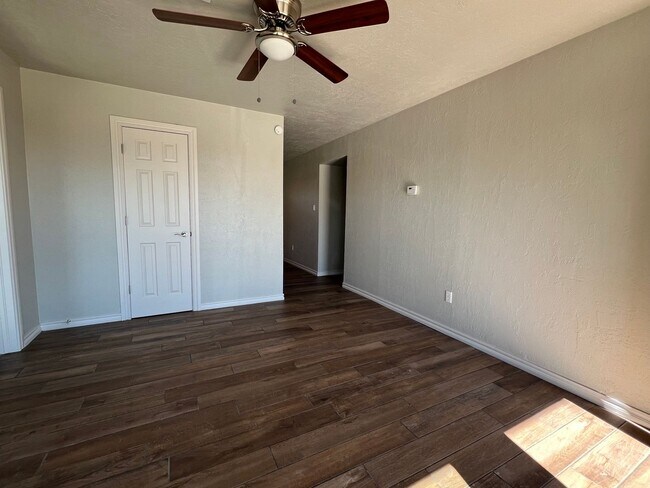 Building Photo - 5813 NW Elm Ave