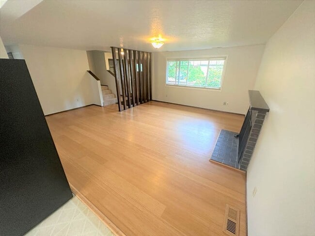 Building Photo - Cute home on Quiet Street 4bed/2bath