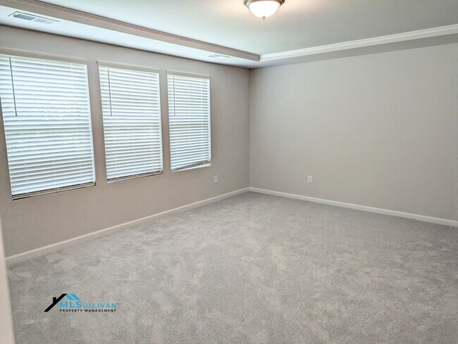 Building Photo - 5866 Woodlawn Dr