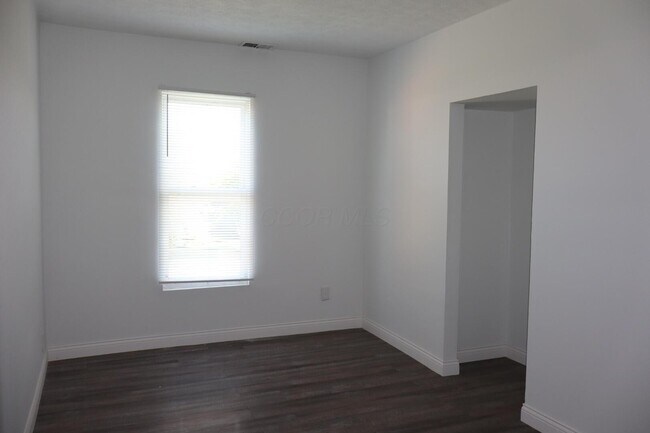 Building Photo - 2233 Groveport Rd