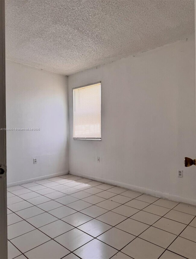 Building Photo - 550 NW 114th Ave