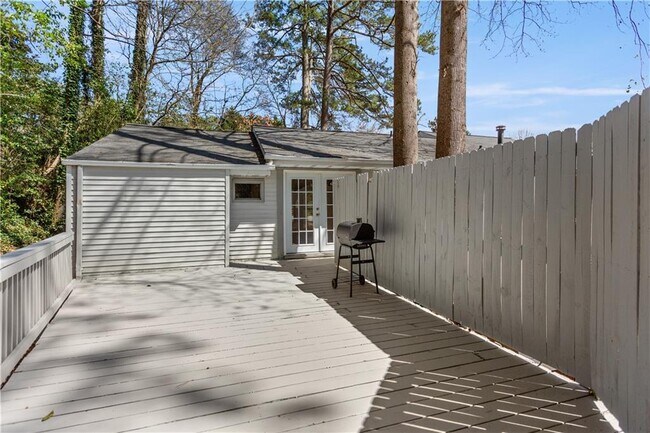 Building Photo - 2866 Highland Dr SE