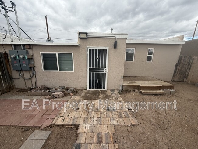 Building Photo - 704 La Poblana Rd NW