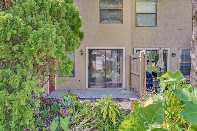 Building Photo - Newly Renovated 2/2.5 Townhome in Winter S...