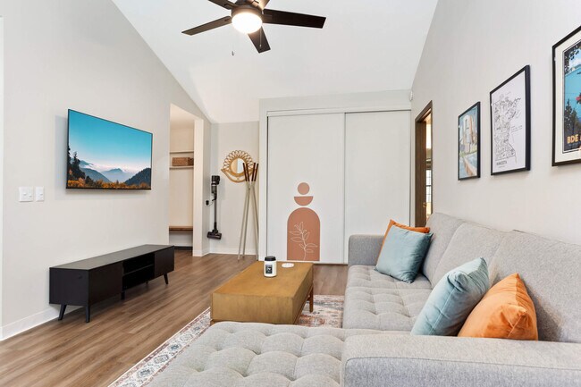 Building Photo - 1011 11th Ave S