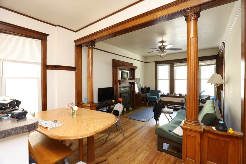 Building Photo - 2774 N Kenmore Ave