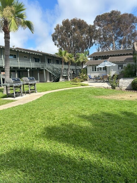 Grounds of condo complex - 3080 Lincoln St
