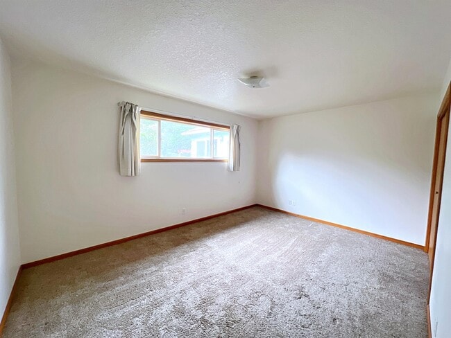 Building Photo - 3385 SE 10th Ave