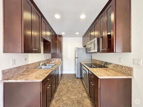 Building Photo - Upgraded 1B/1BA Condo in La Jolla W/ Parki...