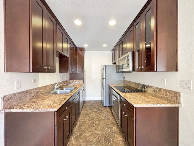 Primary Photo - Upgraded 1B/1BA Condo in La Jolla W/ Parki...