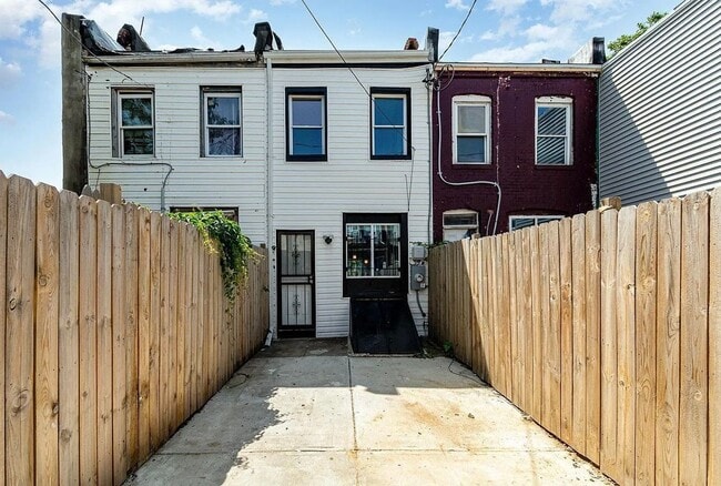 Building Photo - Stylish, Renovated Home Near Downtown Baltimore! W/D! Central Air! Close to Johns Hopkins Main Ca...
