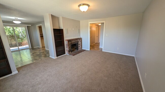 Building Photo - Single level 3 bedroom 2 bath home in the ...