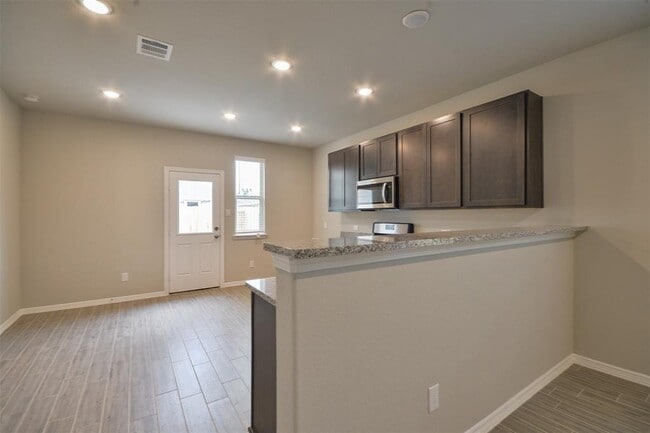 Building Photo - 826 Wembley Wood Wy