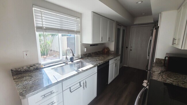 Building Photo - Pointe South Mountain 2-bedroom condo, gated, pool