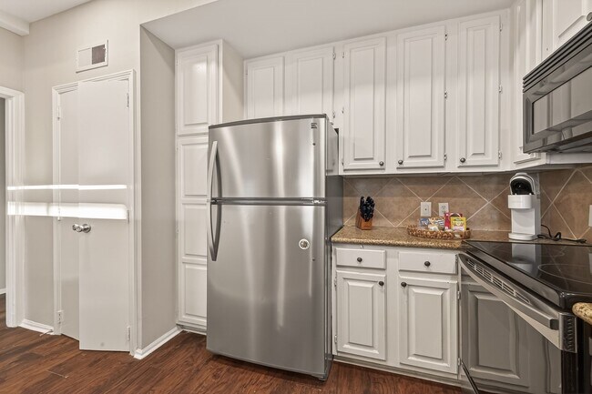 Building Photo - 2211 S Braeswood Blvd