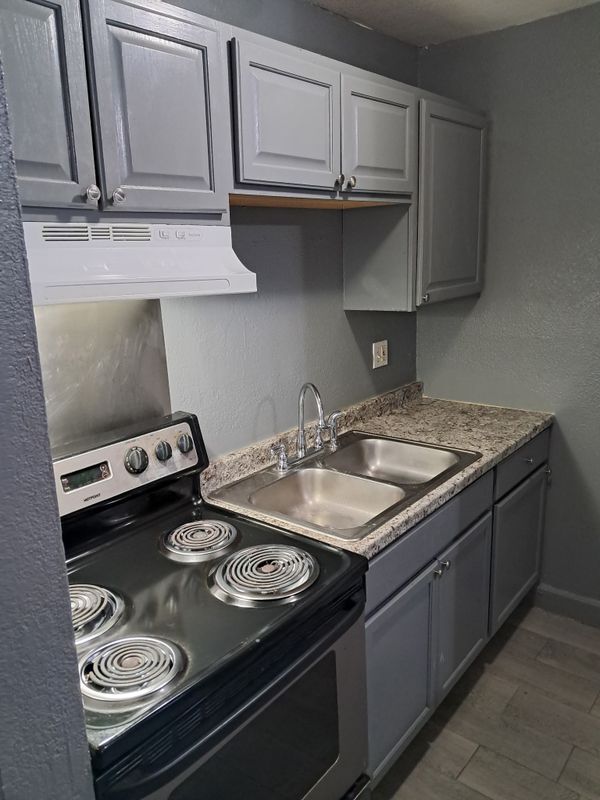 Building Photo - 1425 N Yosemite St