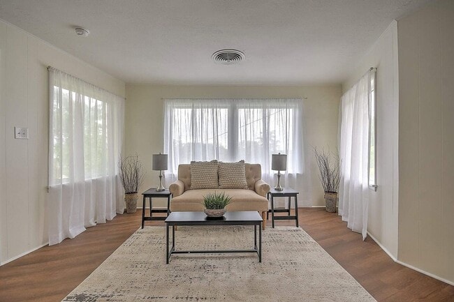 Building Photo - Renovated 3–4 Bedroom Home for Rent | 2,700+ Sq Ft | Bristol TN