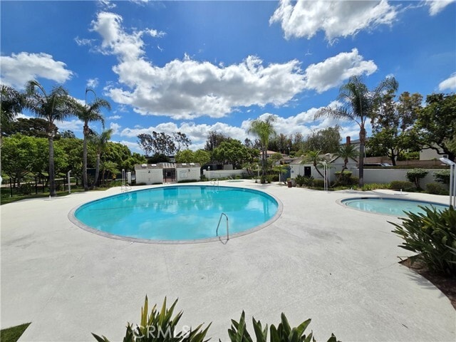 Building Photo - 20 Senisa