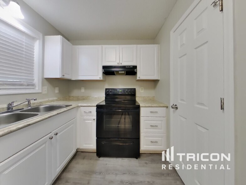 Building Photo - 622 Meadows Ct