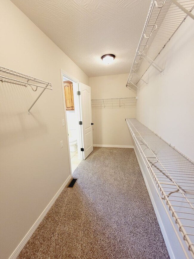 Building Photo - Prairie View Estates,  4 BR - 3 Car Garage...