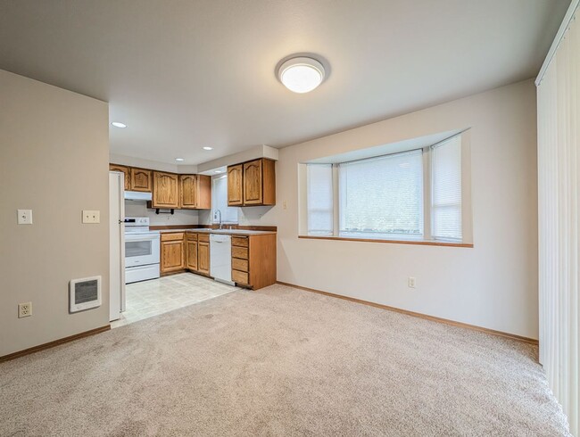 Building Photo - 3 bed, 2 bath Ramber with 2 Car Garage & Fenced yard!