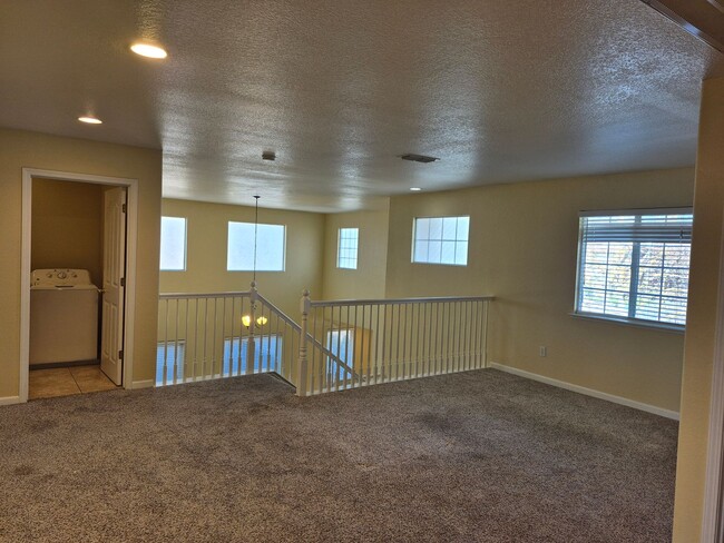 Building Photo - 4 Bedroom 3 Bath home with loft and bonus room