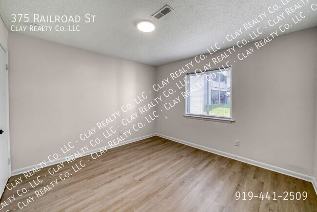 Building Photo - 375 Railroad St