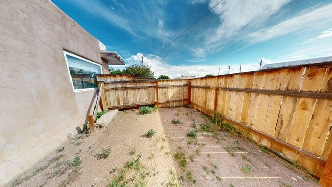 Building Photo - Light and bright 2 bedroom central location