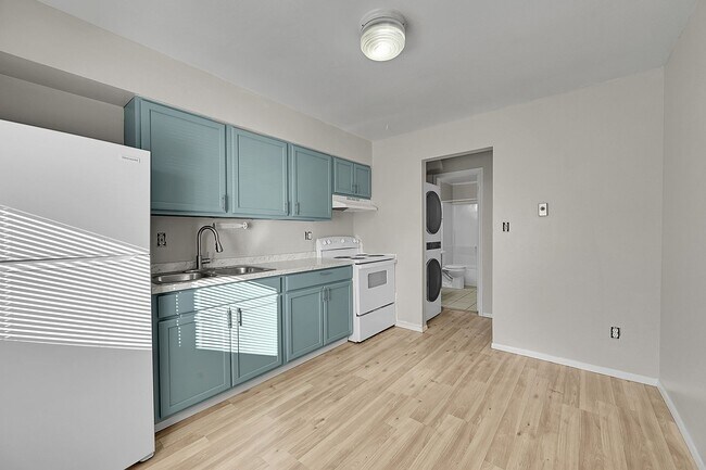 Building Photo - UPDATED 2bed 1bath duplex with fenced yard, WASHER + DRYER