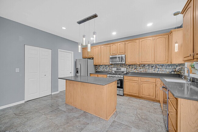 Building Photo - 436 W Parkside Dr