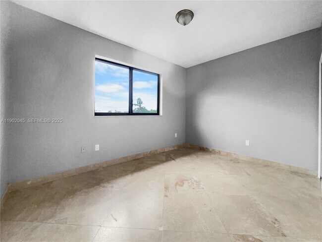 Building Photo - 1736 NE 9th Dr