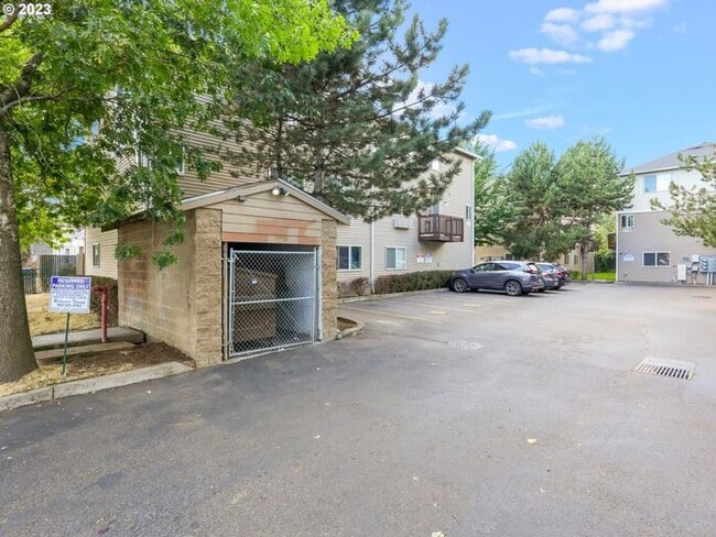 Building Photo - 2 bedroom 1.5 bath Condo! Washer and Dryer in unit!!