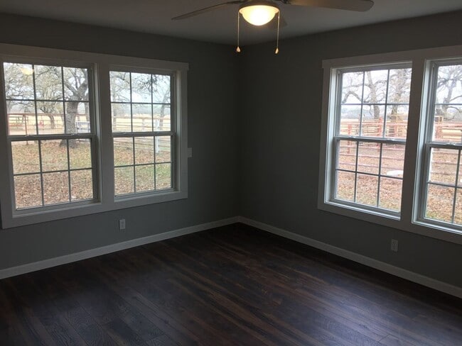 Building Photo - FOR LEASE!!