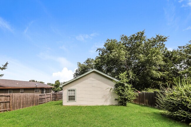 Building Photo - 3 BR/2BA | Newly Renovated Single Family Home  | Huge fenced backyard| In Dallas!