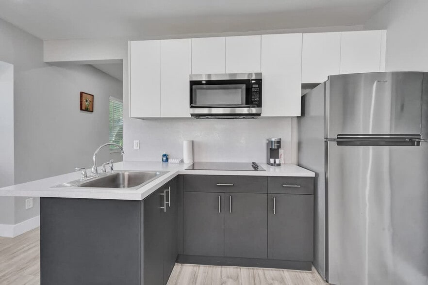 Building Photo - 906 N Riverside Dr