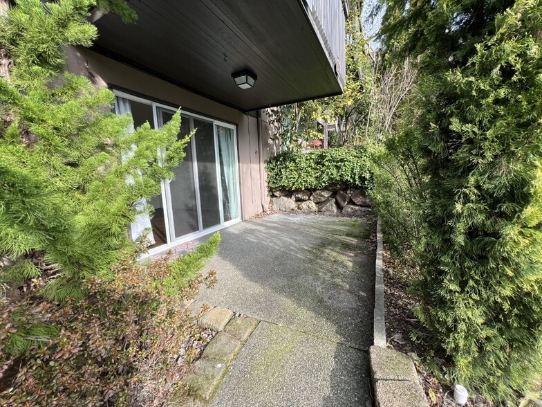Building Photo - 1425 S Puget Dr