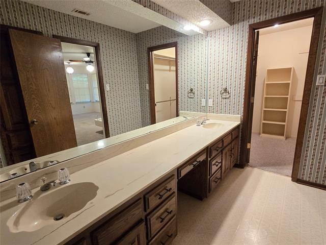 Building Photo - 2204 Shady Park Dr