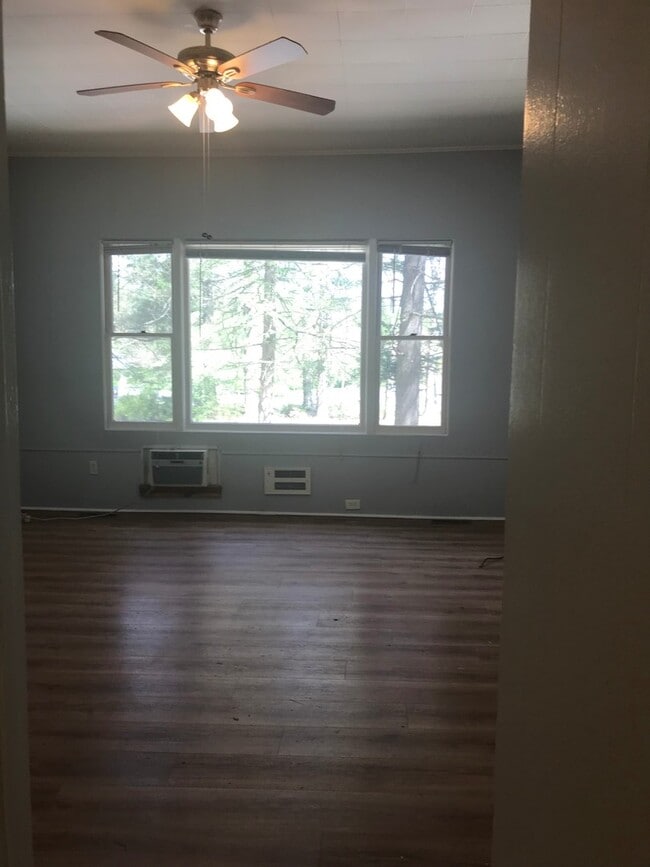 Building Photo - 3 Bedroom home in Hendersonville!