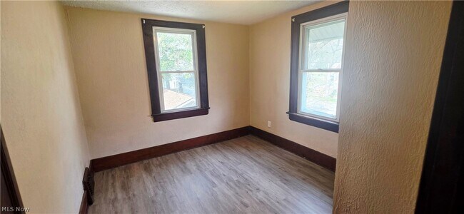 Building Photo - 147 Brighton Dr