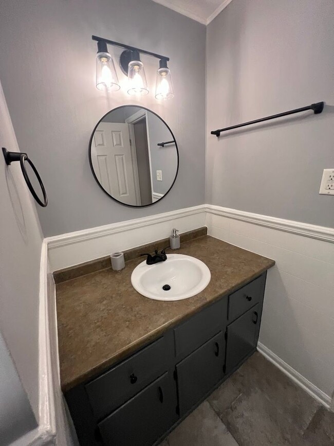 Building Photo - Beautiful 3 Bedroom House