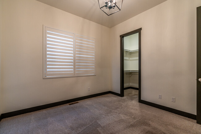 Building Photo - 2094 Two Wood Dr